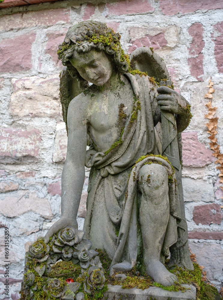 Obraz premium Weathered Angel Statue with Moss