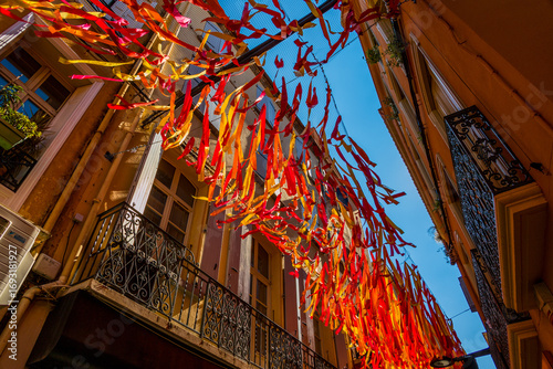 Fototapeta Naklejka Na Ścianę i Meble -  Guirlandes dans les rues de Perpignan en France