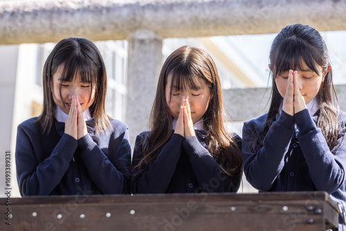 合格祈願する制服を着た学生