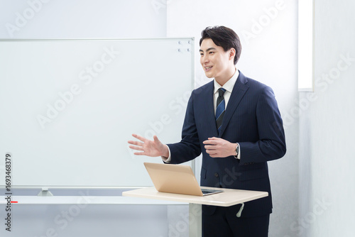 セミナーをする男性ビジネスマン