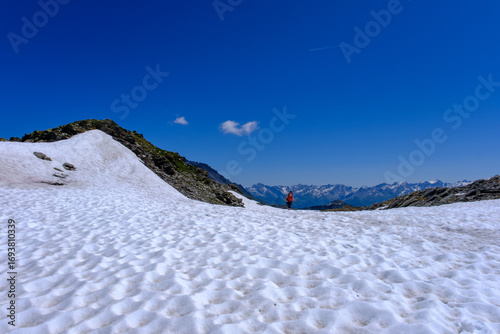Escursionista in salita verso il Pizzo dell'Uomo, Lucomagno, Svizzera