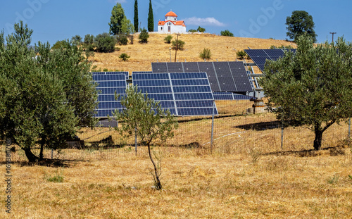 Solarpanele, Olivembäume vor einer Kapelle, Peloponnes, Griechenland.  25038.jpg