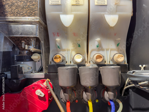 Εκτύπωση καμβά Refilling containers in a bean-to-cup coffee machine during service and maintena