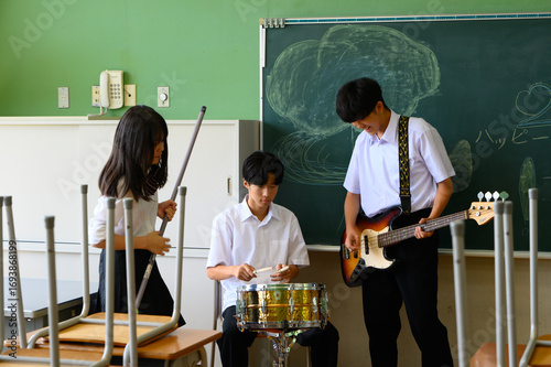 文化祭に向けてバンド練習をする生徒たち　学校の教室での青春イメージ