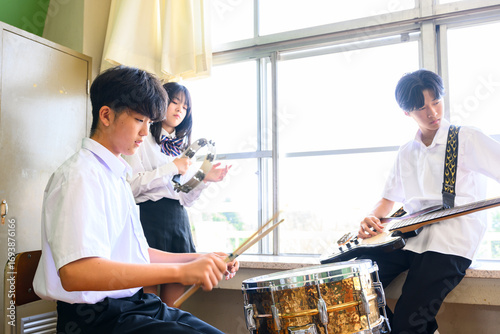 文化祭に向けてバンド練習をする生徒たち　学校の教室での青春イメージ