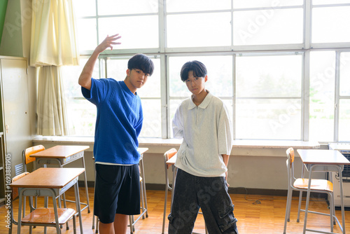 学校の教室でダンスの練習をする男子生徒　青春・学校生活のイメージ