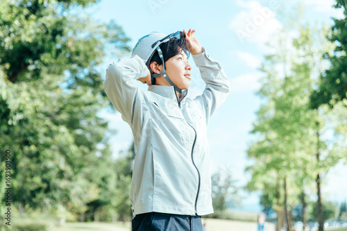 青空を見上げる作業着の男性
A man in refreshing work clothes looking up at the blue sky