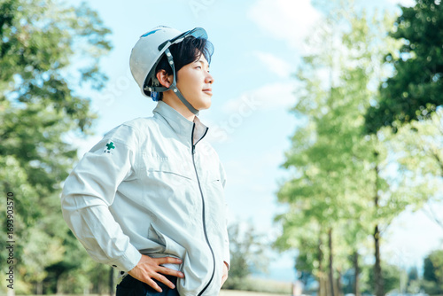 青空と作業着の男性 林業　建築　環境
Blue sky and men in work clothes Forestry Construction Environment