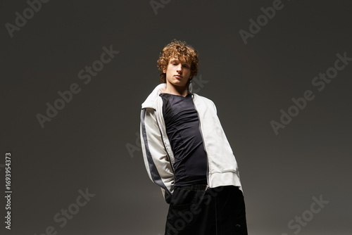 Valokuva Curly haired dancer expresses artistry and movement in a dynamic studio environm