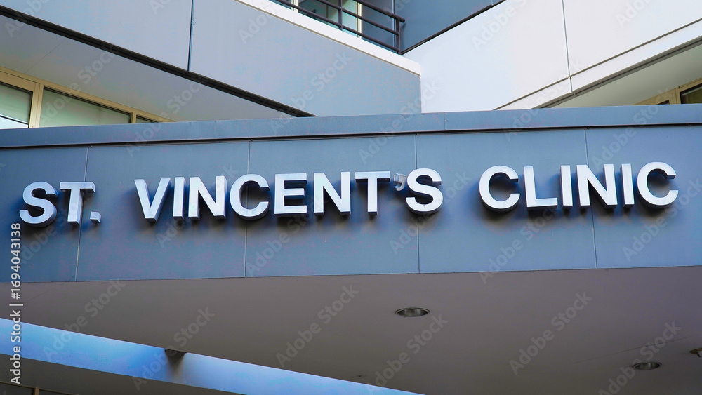 Fototapeta premium St. Vincent's Clinic sign prominently displayed on a modern healthcare facility during daylight hours