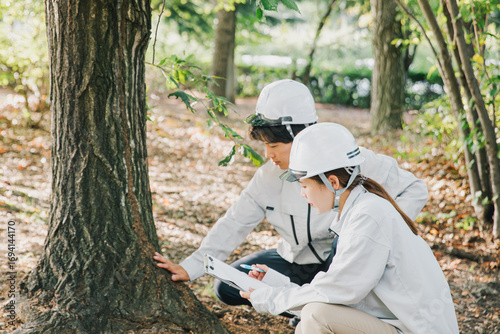 自然環境を守る仕事をする作業着の男女
Men and women in work clothes working in the forest