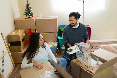 Tableau sur toile Happy couple unpacking christmas decorations in new home