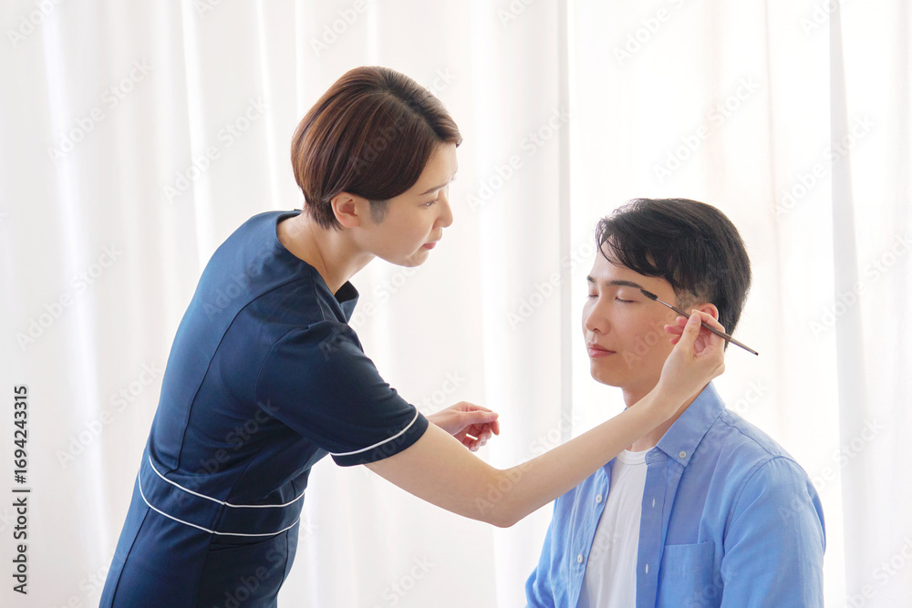 Fototapeta premium 男性 20代 眉毛サロン