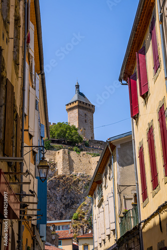 Wallpaper Mural Vue sur la ville et le Château de Foix dans les Pyrénées en France Torontodigital.ca