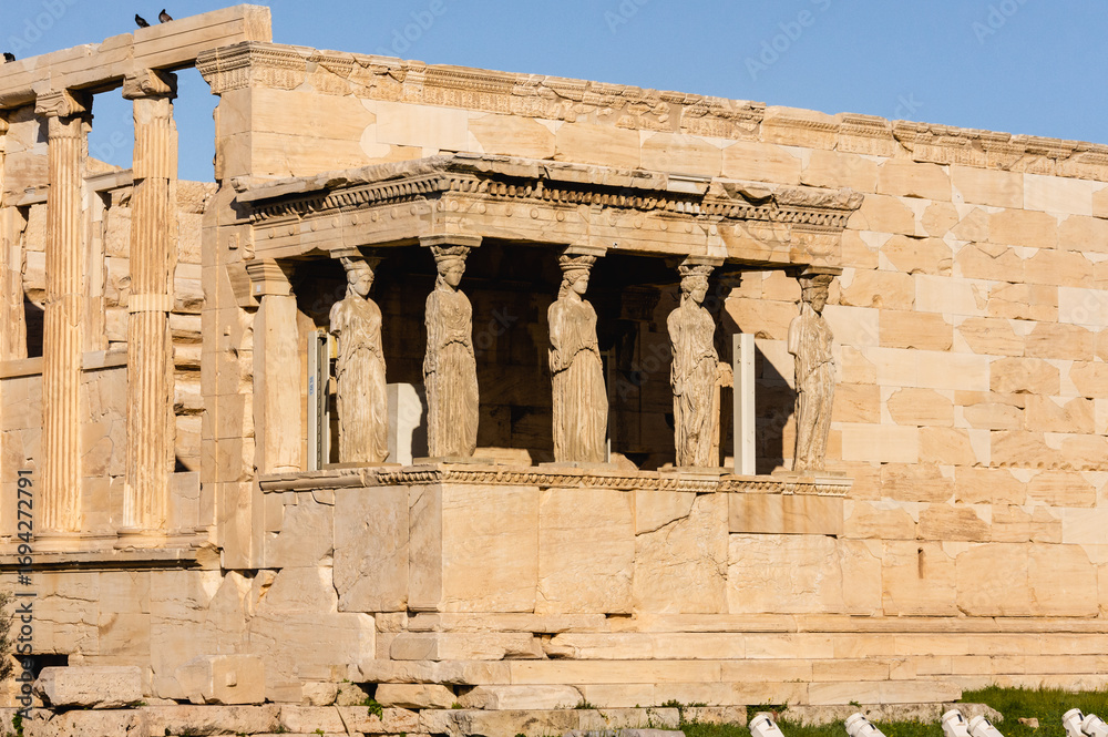 Obraz premium Close view of Caryatids statues at Erechtheion temple, Acropolis, Greece.