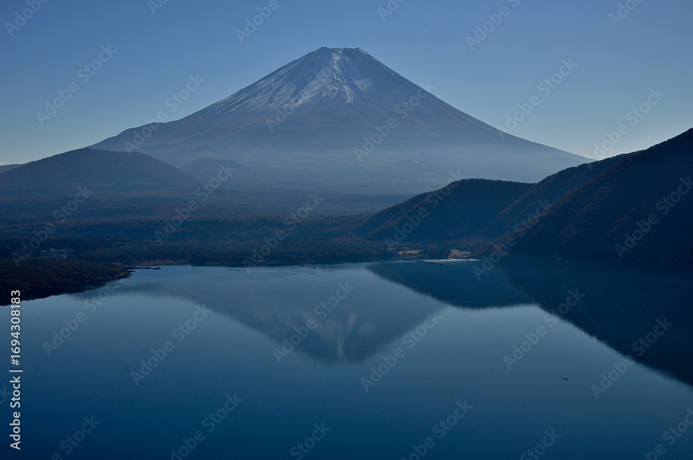 Fototapeta premium 天子山地の中之倉峠の展望台より 富士山と静観な本栖湖に映る逆さ富士 