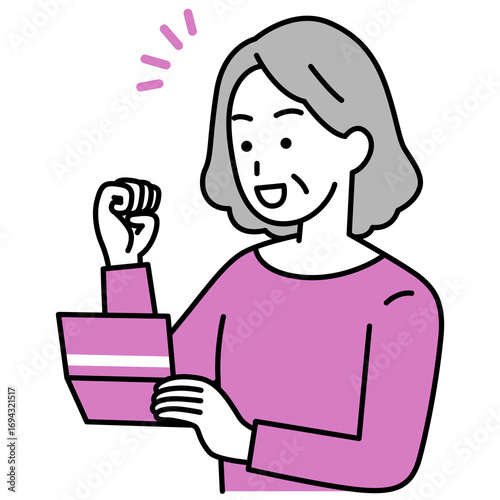 預金通帳を見て喜ぶ年配の女性