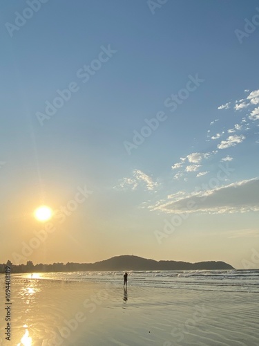 belo amanhecer na praia