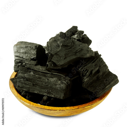Foto Natural black wood charcoal isolated in wooden bowl, cutout in transparent backg