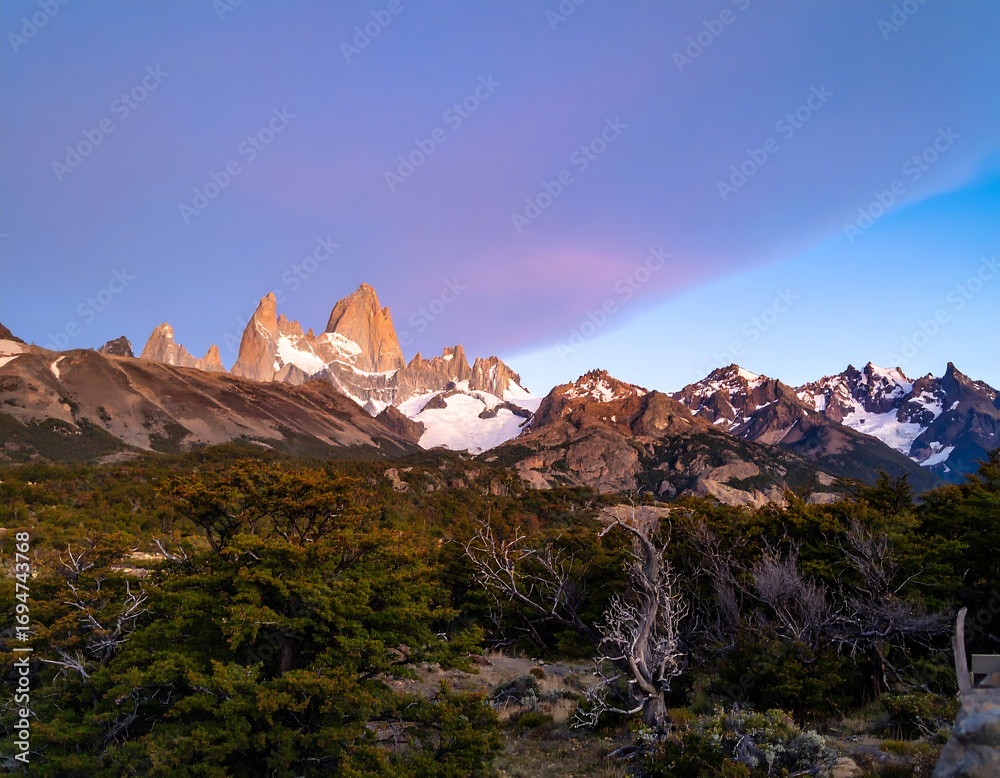 Obraz premium Mountain peaks at dawn