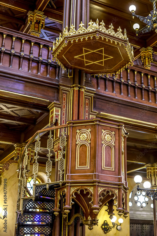 Obraz premium Great synagogue of Budapest, Hungary. Pulpit