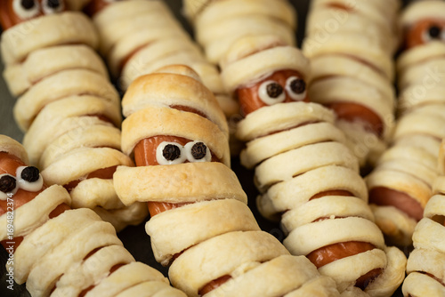Würstchen im Blätterteig als Mumien zu Halloween