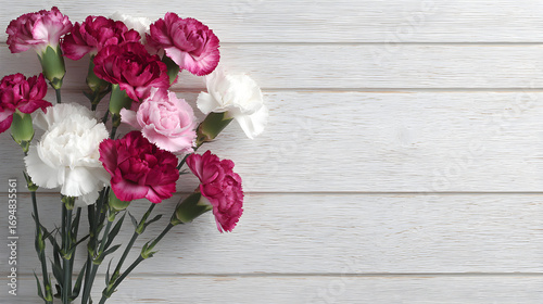 un ramo de flores clavel elegantes y hermosas de colores sobre un fondo de madera clara con espacio de copia para tarjeta o diseño femenino 