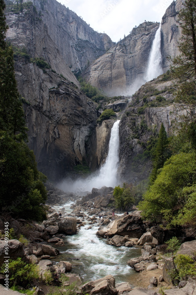 Fototapeta premium Yosemite Valley Waterfall