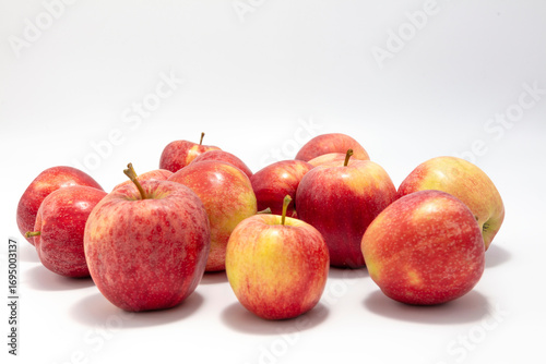 Jabłka na białym studyjnym tle
