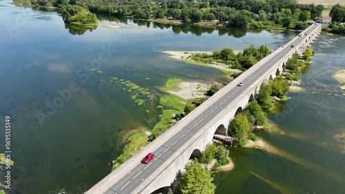Travelling latéral du pont sur la Loire, à Beaugency dans le département du Loiret.