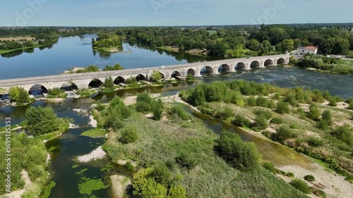 Vue aérienne du pont sur la Loire à Beaugency dans le Loiret. Travelling latéral.