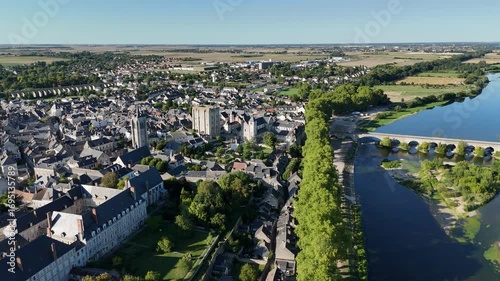 Vue aérienne du centre historique de Beaugency dans le Loiret et du pont sur la Loire. Travelling circulaire.