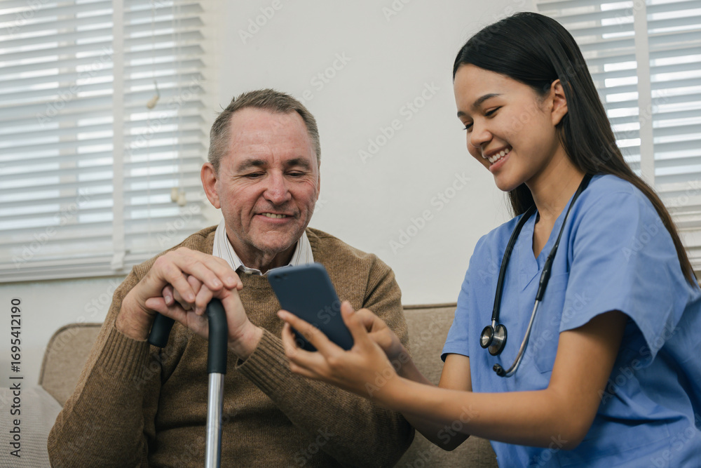 Obraz premium Nurse assisting elderly man with mobile technology.