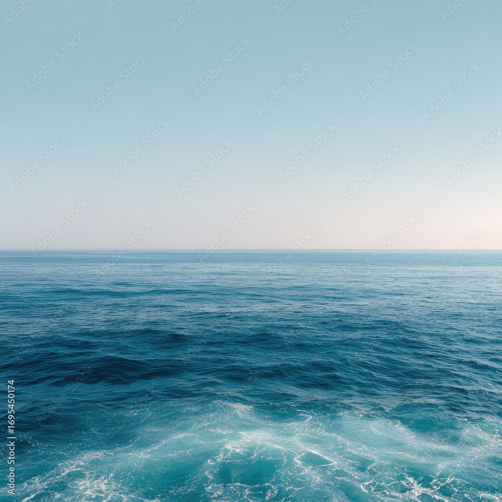Fototapeta premium Calm ocean meeting clear sky (1)