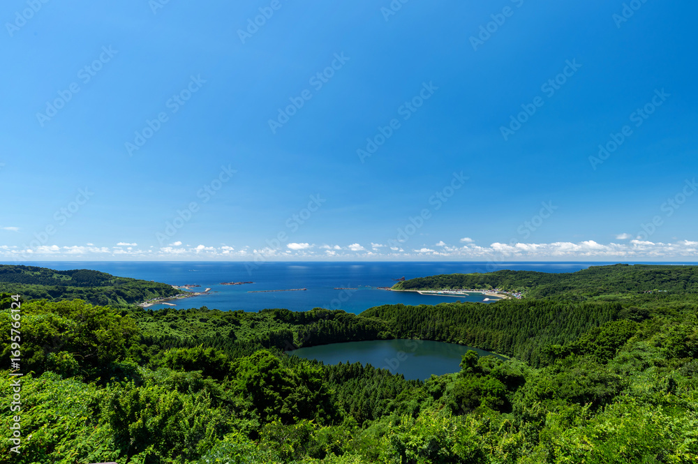 Obraz premium 【秋田県男鹿半島】八望台から眺める日本海の絶景。爆裂火口でできた戸賀湾は年中穏やかな湾。 