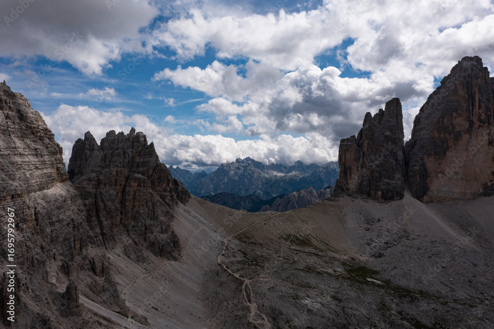 Obraz premium Beautiful sunny day in Dolomites mountains. View on Tre Cime di Lavaredo
