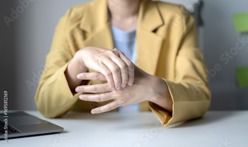 Cuadro en lienzo Woman hand with wrist pain numbness and pain in the palm of the hand has pain an