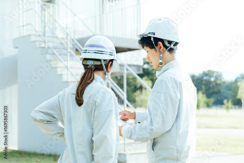 作業着で打ち合わせする男女
Men and women meeting in work clothes