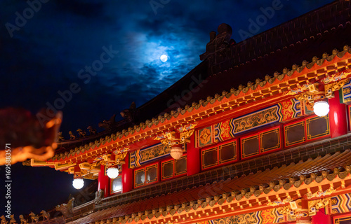 Cuadro en lienzo the mist cover the full moon on the top of Taiwanese temple tiles
