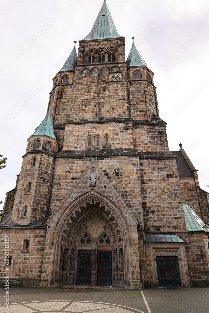 Fototapeta premium Historische Kirche im Zentrum der Stadt Warendorf im Müsterland