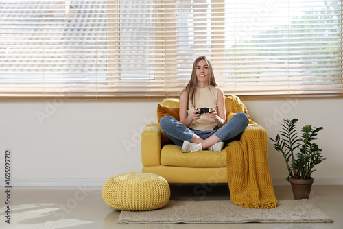 Young woman plying video ga...