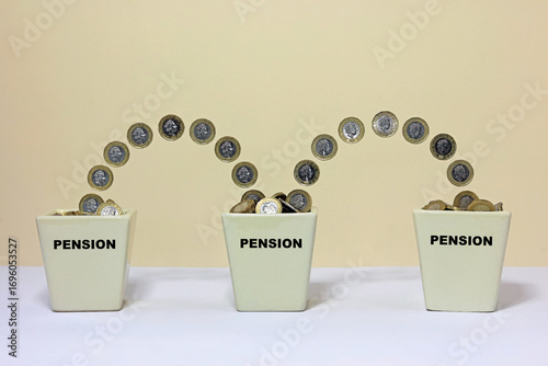 Vászonkép pound coins switching between pension funds