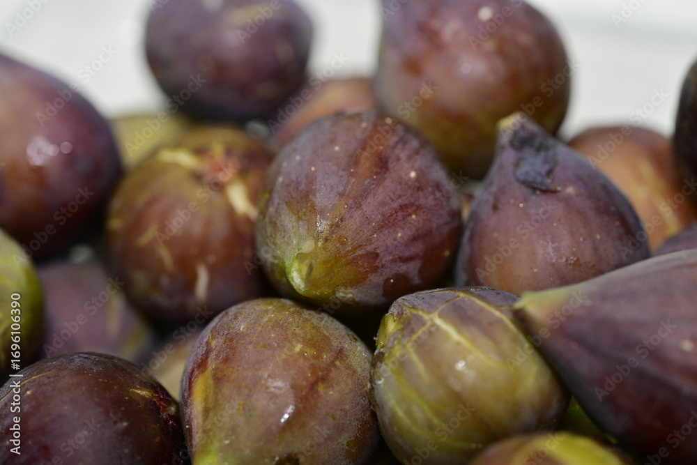 Fototapeta premium Fresh Ripe Figs Pile: A Close-Up of Organic and Healthy Fruit Harvest