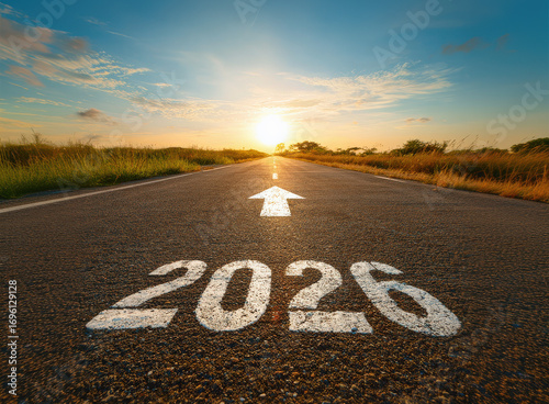 fondo abstracto conceptual con el numero 2026 y una flecha en una carretera al atardecer en señal de entrada al año nuevo