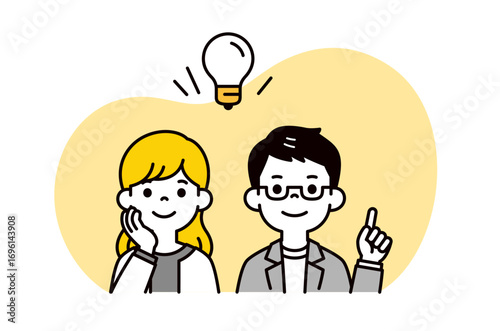 閃きを表す大きな電球と、いい案を思い付いた表情の若い夫婦・カップルの上半身イラスト素材