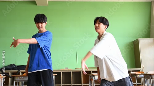 学校の教室でダンスの練習をする男子生徒　青春・学校生活のイメージ