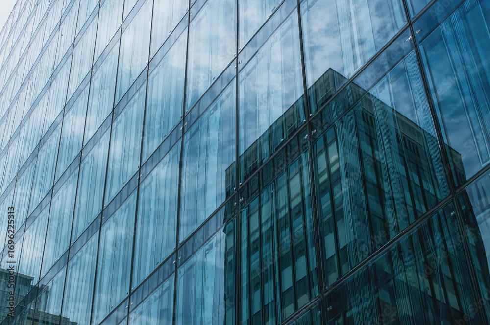 Obraz premium Contemporary office structure with glass exterior reflections