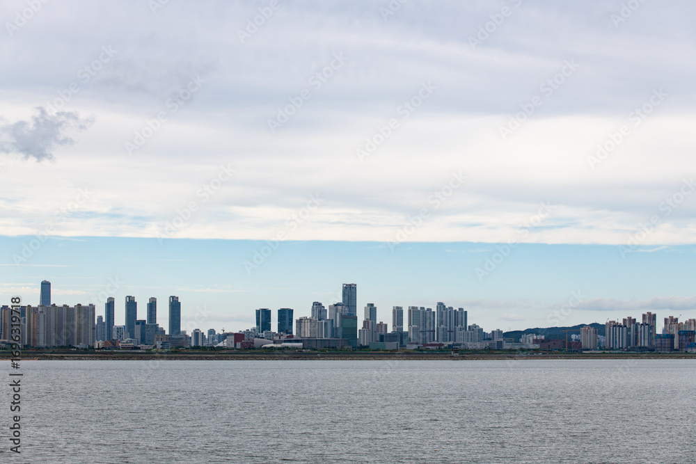 Fototapeta premium view of the seaside city with skyscrapers