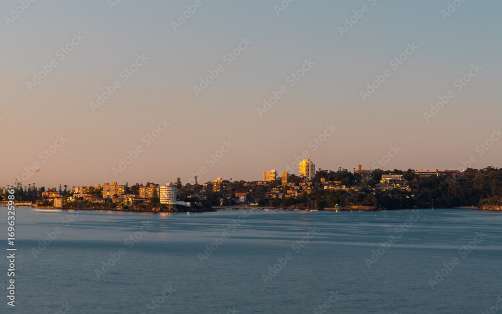 Obraz premium Dusk view of Sydney harbour coastline.