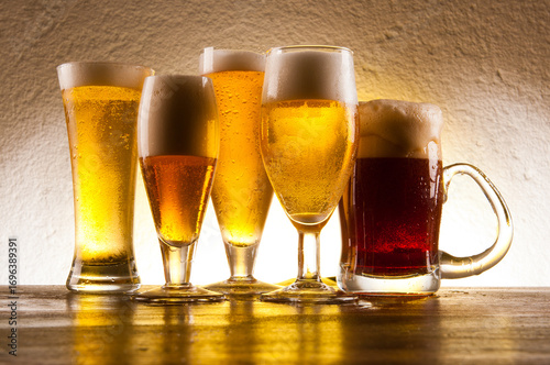 Diversas tipos de cerveja e de chopp , servida bem gelada